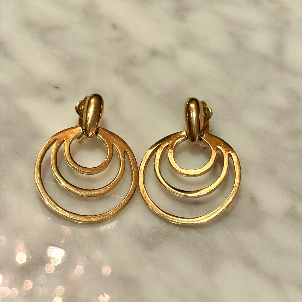 Vintage 1960s Trifari Gold Tone Hoop Clip On Earrings - Picture 3 of 5